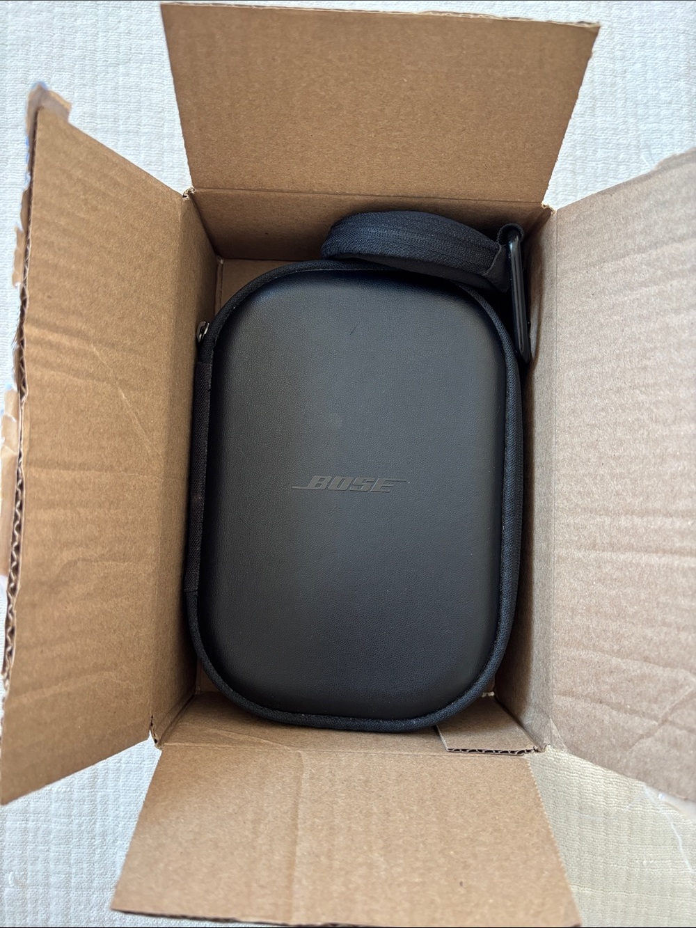 Bose Black Over-Ear Headphones and Earbuds - Picture 9 of 10